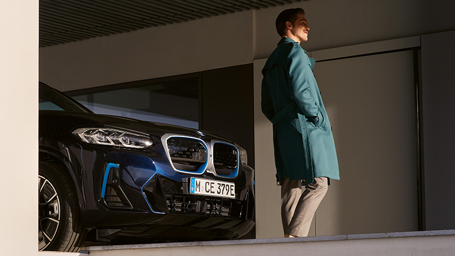 Pohled z boku zepředu BMW iX3 G08 M Carbon Black BMW iX3 G08 2021 M Carbon Black pohled z boku zepředu