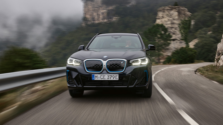 Pohled zepředu BMW iX3 G08 M Carbon Black BMW iX3 G08 2021 M Carbon Black jízdní záběr zepředu