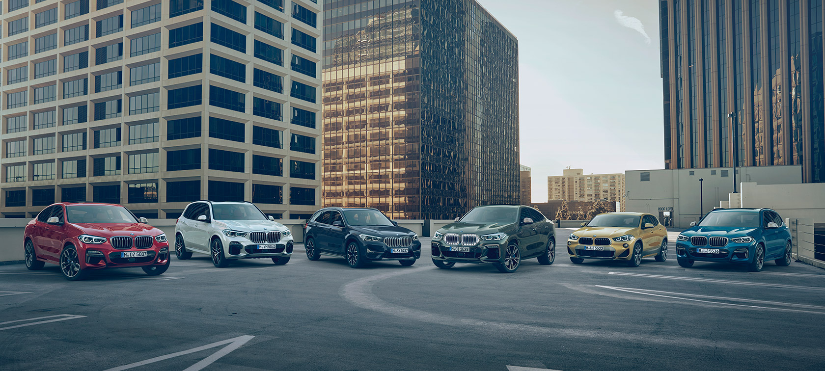 BMW X modely na parkovišti před budovou BMW řady X BMW X modely na parkovišti před budovou