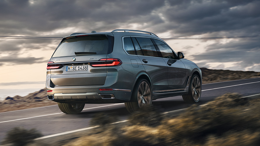 BMW X7 G07 první generace tříčtvrteční jízdní záběr na silnici BMW X modely BMW X7 G07 první generace tříčtvrteční jízdní záběr na silnici