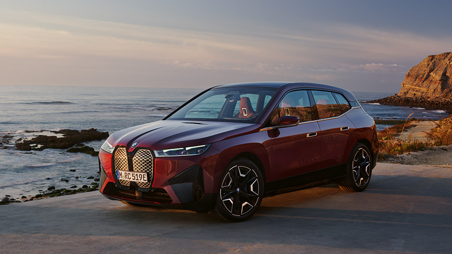BMW iX I20 první generace, tříčtvrteční statický záběr z boku BMW řady X BMW iX I20 první generace, tříčtvrteční statický záběr z boku