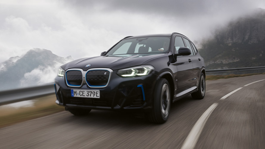 BMW iX3 G08 první generace, tříčtvrteční statický záběr z boku BMW řady X