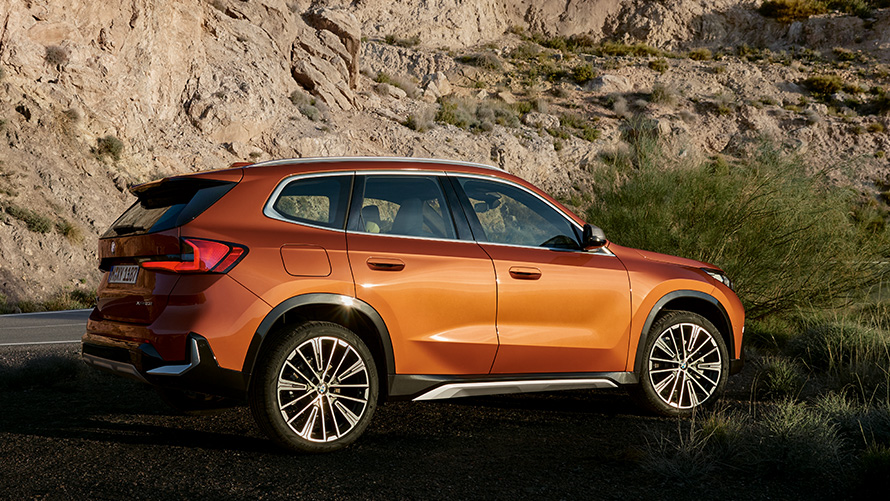 BMW X1 U11 třetí generace tříčtvrteční pohled zepředu na silnici BMW X modely BMW X1 U11 třetí generace tříčtvrteční pohled zepředu na silnici