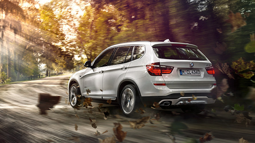 BMW X3 F25 druhá generace, tříčtvrteční jízdní záběr zezadu na silnici BMW řady X BMW X3 F25 druhá generace, tříčtvrteční jízdní záběr zezadu na silnici