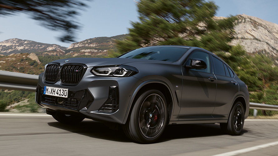 BMW X4 G02 druhá generace, jízdní tříčtvrteční záběr z boku na silnici BMW řady X BMW X4 G02 druhá generace, jízdní tříčtvrteční záběr z boku na silnici
