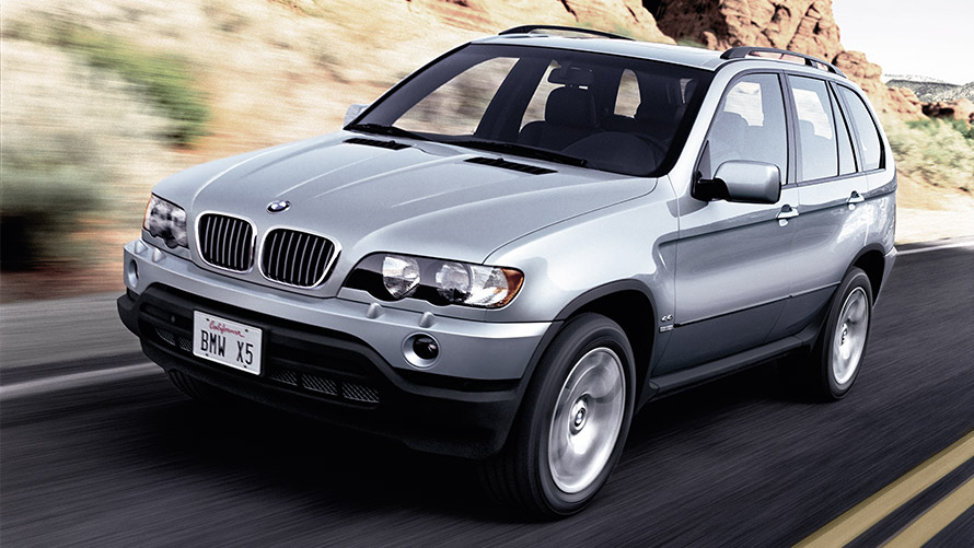 BMW X5 E53 první generace, jízdní tříčtvrteční záběr zepředu na silnici BMW řady X BMW X5 E53 první generace, jízdní tříčtvrteční záběr zepředu na silnici