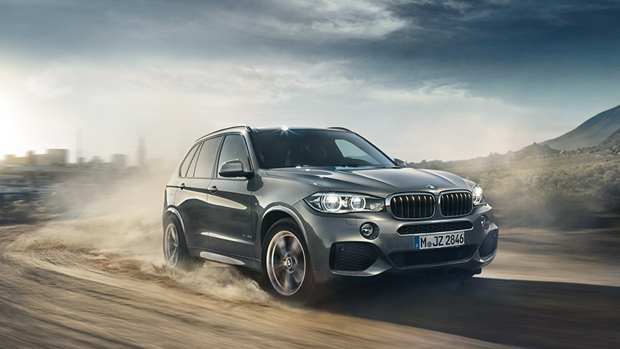 BMW X5 F15 třetí generace, tříčtvrteční jízdní záběr zepředu BMW řady X BMW X5 F15 třetí generace, tříčtvrteční jízdní záběr zepředu