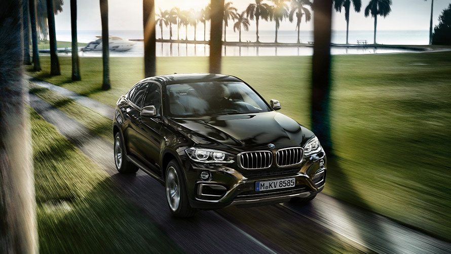 BMW X6 F16 druhá generace, tříčtvrteční jízdní záběr zepředu BMW řady X BMW X6 F16 druhá generace, tříčtvrteční jízdní záběr zepředu