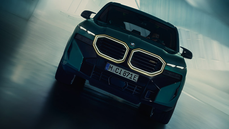 BMW XM G09 jízdní záběr zepředu na silnici BMW M modely BMW XM G09 jízdní záběr zepředu na silnici
