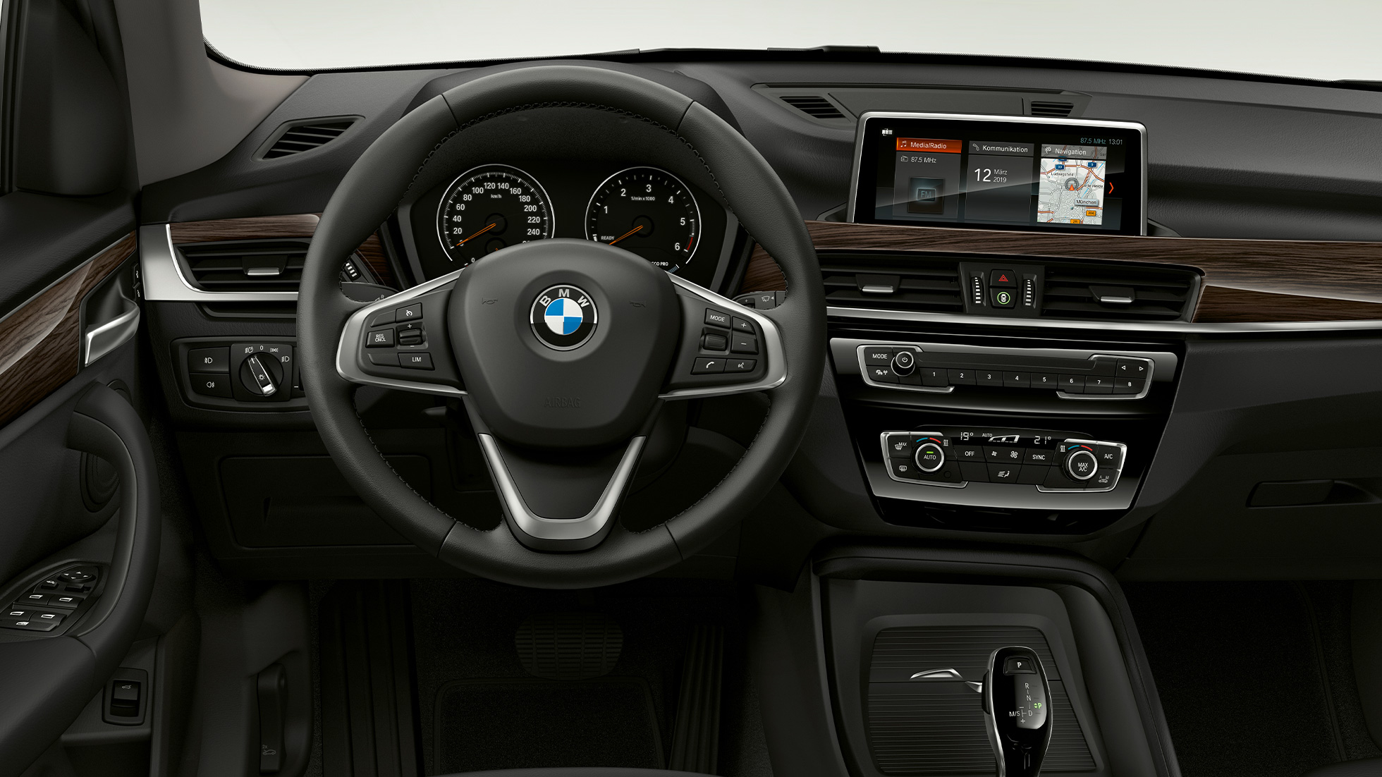 BMW X1, Model Advantage, interiér BMW X1, Model Advantage, interiér s detailním pohledem na palubní desku