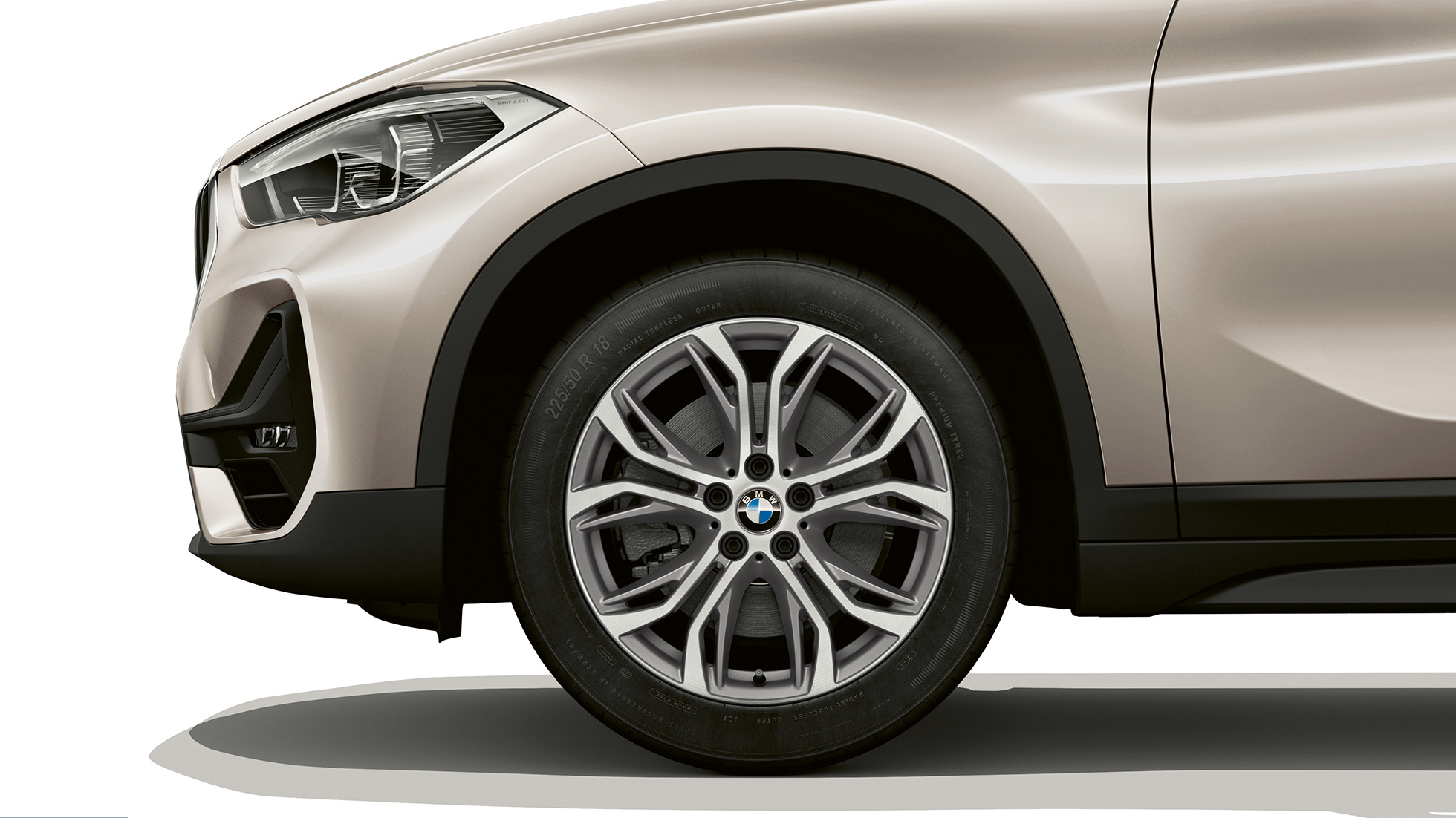 BMW X1, Model Advantage, kola z lehké slitiny BMW X1, Model Advantage, pohled z boku s detailním pohledem na kola z lehké slitiny