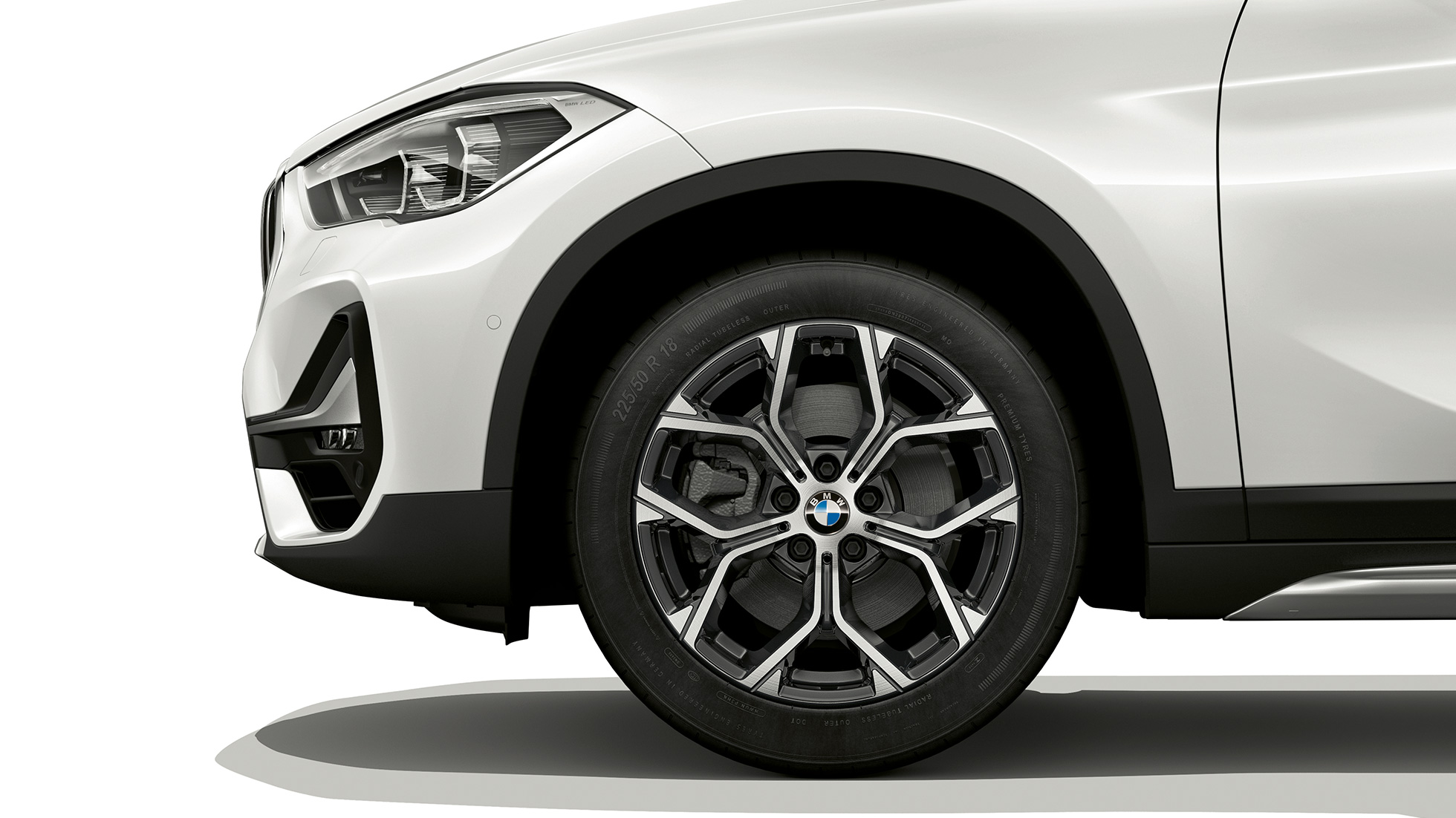 BMW X1, Model xLine, kola z lehké slitiny BMW X1, Model xLine, pohled z boku s detailním pohledem na kola z lehké slitiny