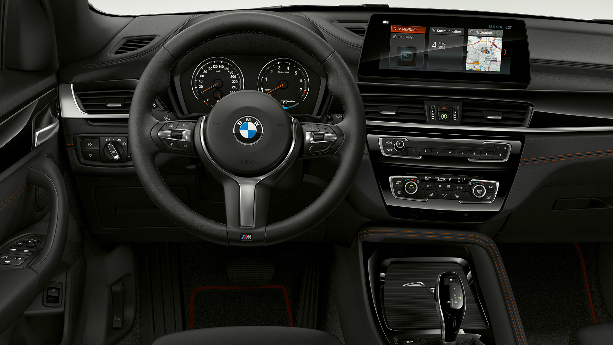 BMW X1, Model Sport Line, interiér BMW X1, Model Sport Line, interiér s detailním záběrem na palubní desku