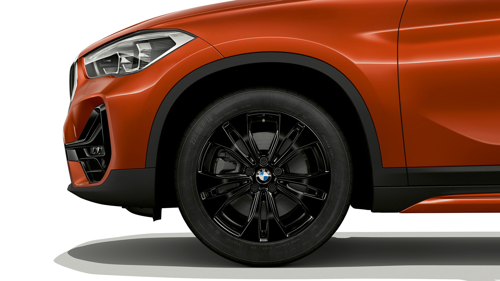 BMW X1, Model Sport Line, kola z lehké slitiny BMW X1, Model Sport Line, interiér s detailním pohledem kola z lehké slitiny
