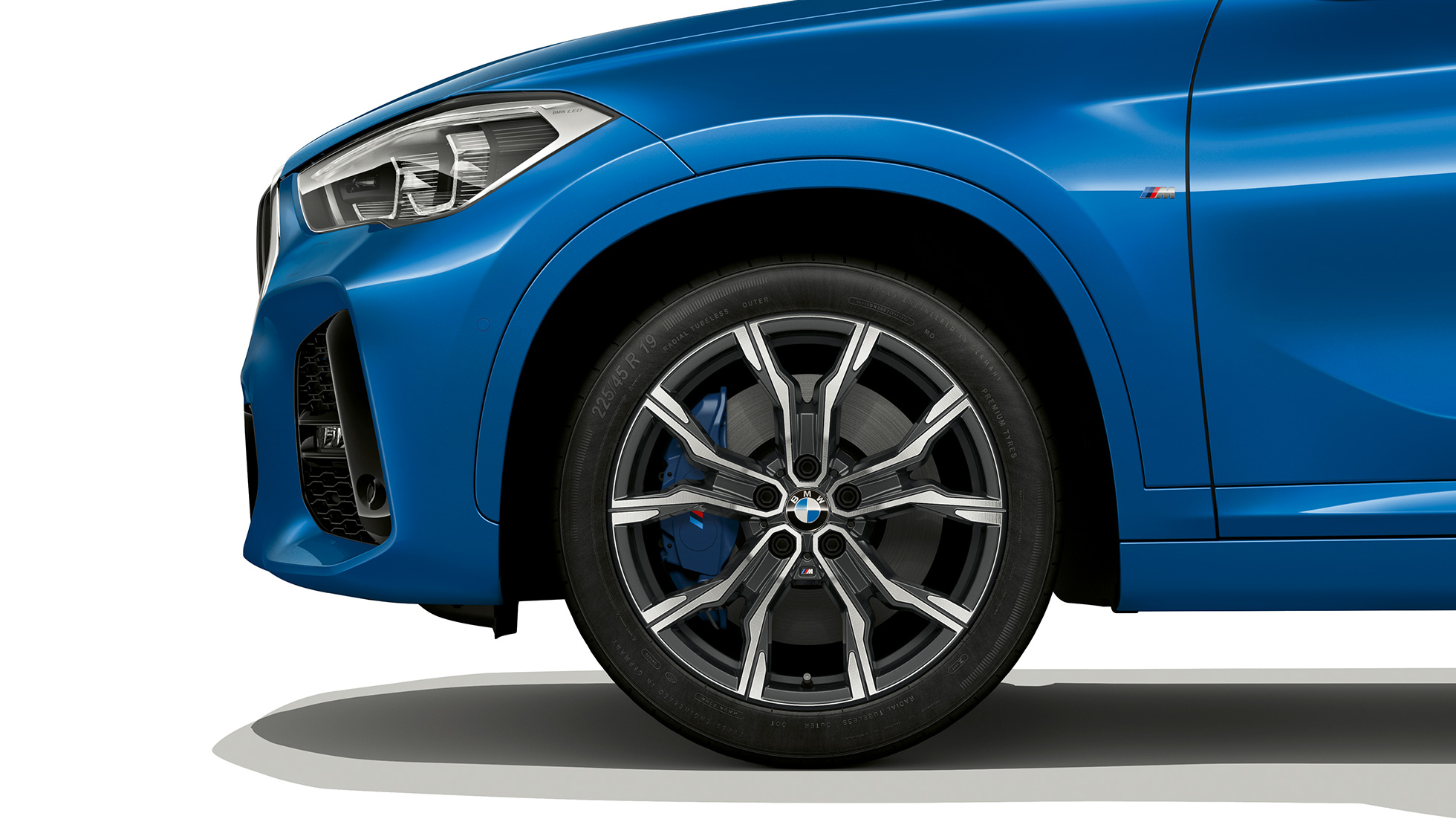 BMW X1, Model M Sport, kola z lehké slitiny BMW X1, Model M Sport, interiér s detailním pohledem na kola z lehké slitiny