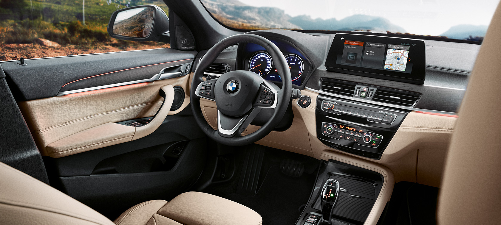 BMW X1, kokpit BMW X1, interiér se záběrem na palubní desku
