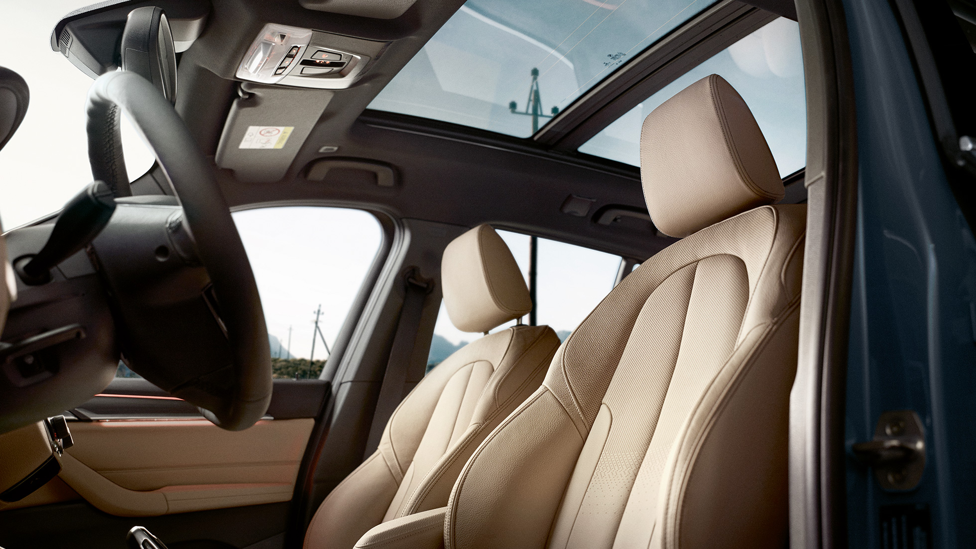 Interiér BMW X1, sportovní sedadla. Interiér BMW X1, pohled na ergonomická sportovní sedadla.