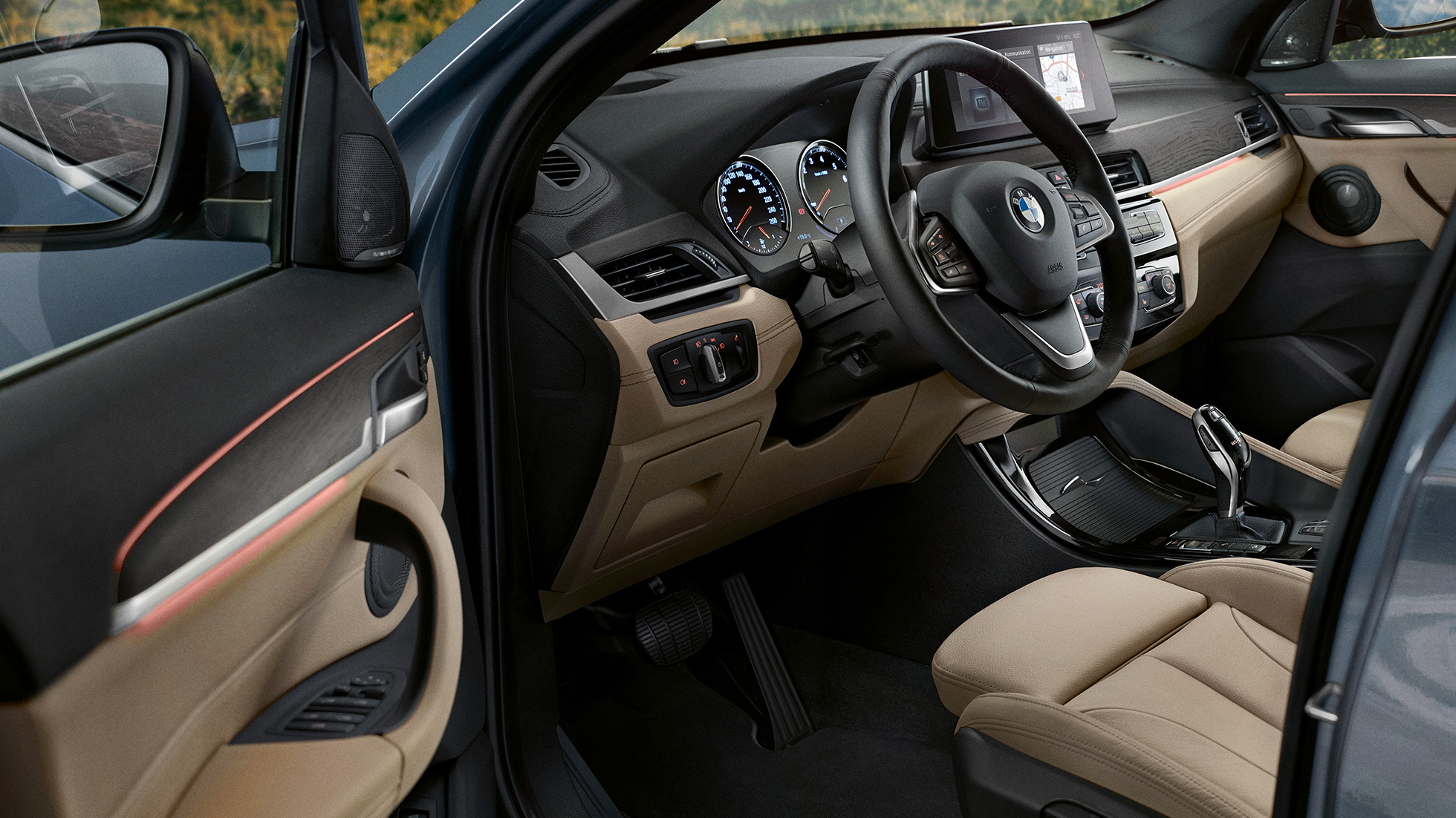BMW X1, interiér BMW X1, interiér s detailním záběrem na multifunkční volant.