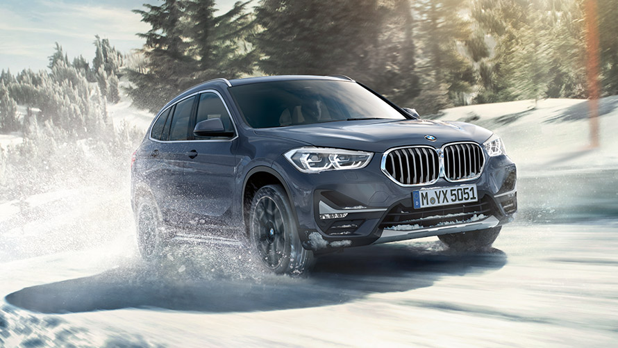 BMW X1 xDrive20i F48 LCI metalický lak BMW Individual Storm Bay (šedá), jízdní záběr v zimní krajině BMW X1 xDrive20i F48 LCI metalický lak BMW Individual Storm Bay (šedá), jízdní záběr v zimní krajině