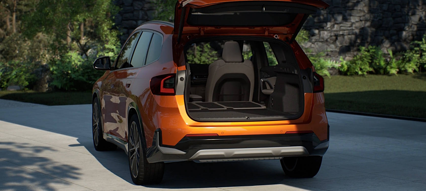 BMW X1 xDrive23i U11 ICE xLine metalický lak Utah Orange (oranžová) zavazadlový prostor a tažné zařízení Zavazadlový prostor a tažné zařízení BMW X1 xDrive23i U11 ICE metalický lak Utah Orange (oranžová) 20" BMW Individual kola z lehké slitiny Multispoke 869 I