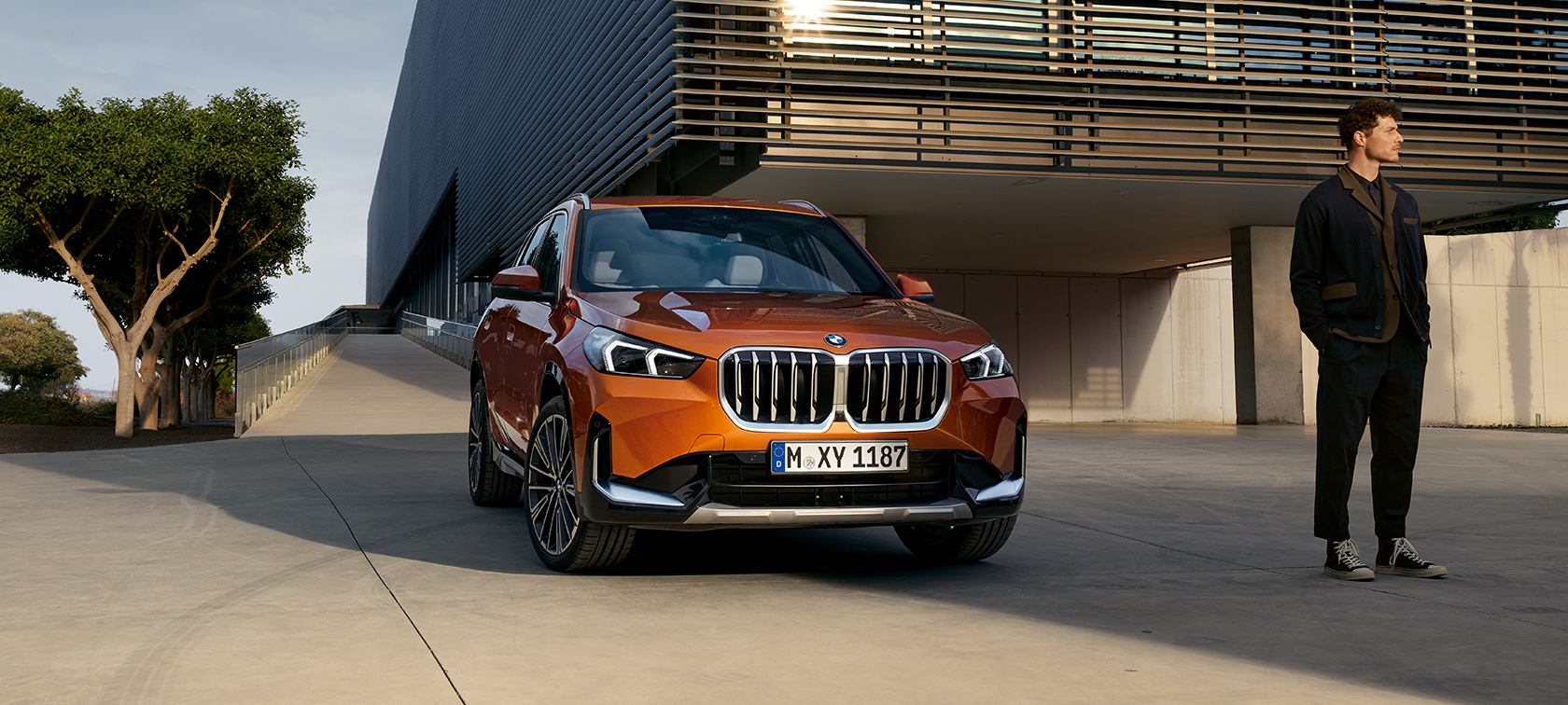 BMW X1 xDrive23i U11 ICE xLine metalický lak Utah Orange (oranžová) Exteriér Přehled vlastností Exteriér Přehled vlastností BMW X1 xDrive23i U11 ICE xLine metalický lak Utah Orange (oranžová) 20" BMW Individual kola z lehké slitiny Multispoke 869 I