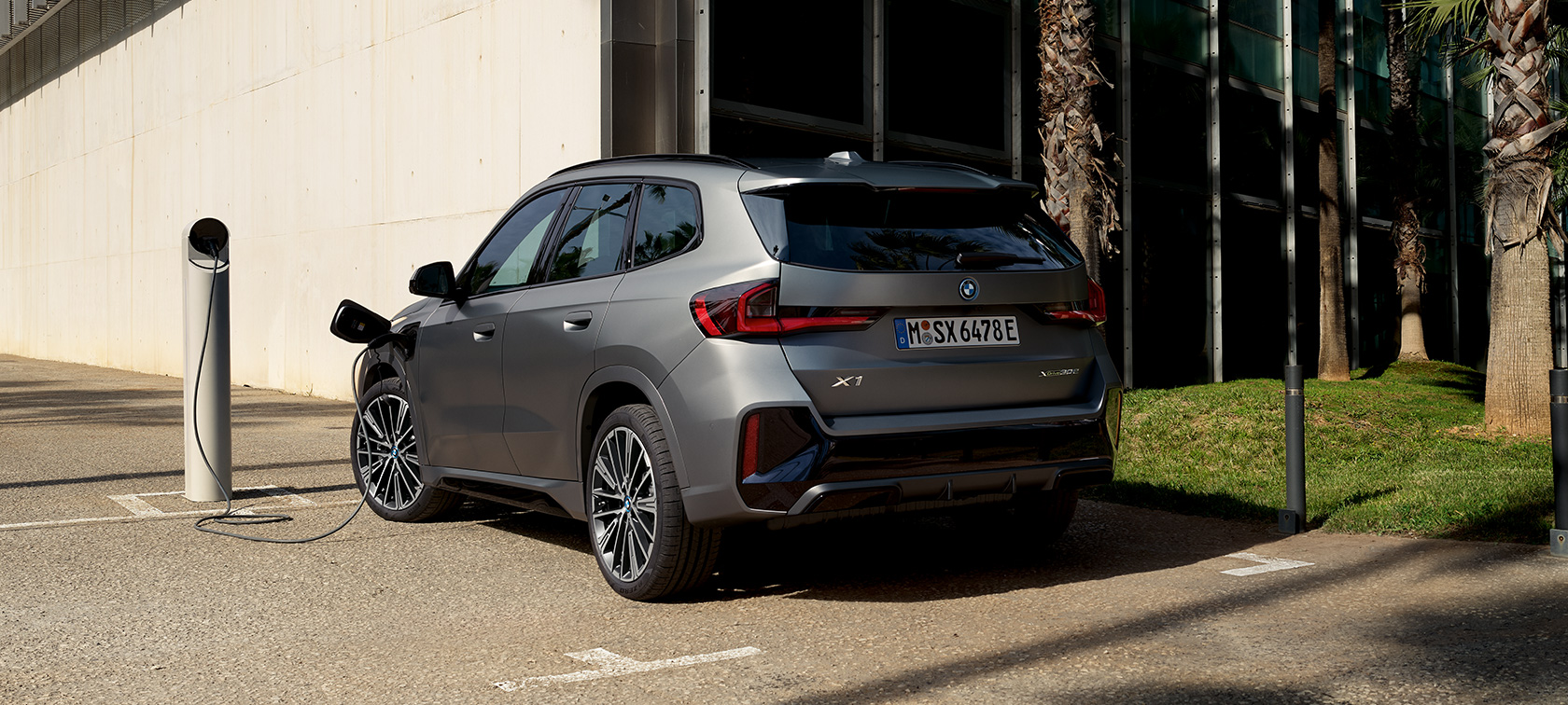 BMW X1 U11 PHEV metalický lak Frozen Pure Grey (šedá) Nabíjení BMW X1 U11 PHEV metalický lak Frozen Pure Grey (šedá) Vlastnosti nabíjení
