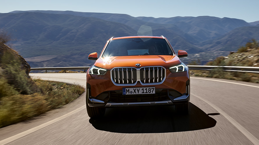 Asistenční systémy BMW X1 U11 ICE xLine 2022 BMW X1 U11 ICE 2022 xLine metalický lak Utah Orange (oranžová) Bezpečnostní asistenční systémy