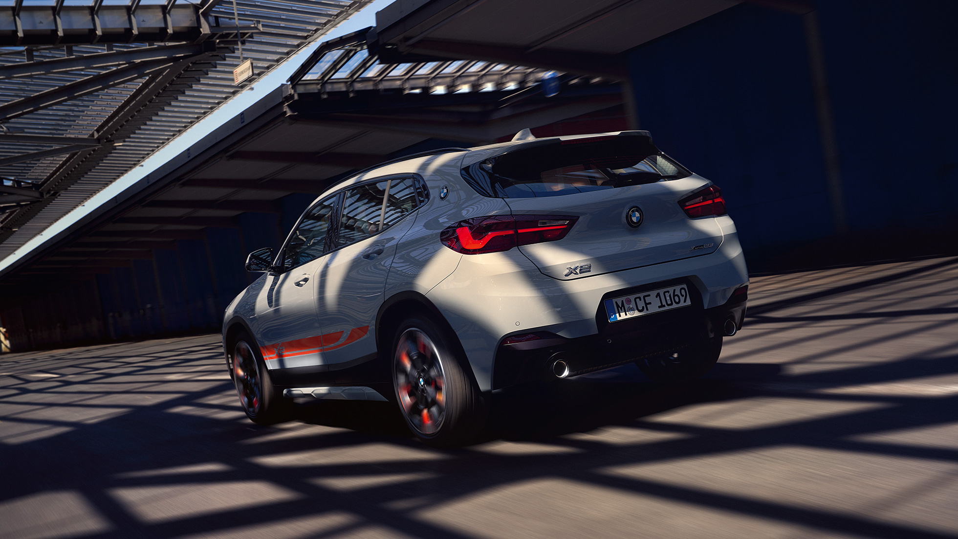 Tříčtvrteční pohled zezadu BMW X2 F39 BMW X2 2020 F39 Brooklyn Grey tříčtvrteční pohled zezadu