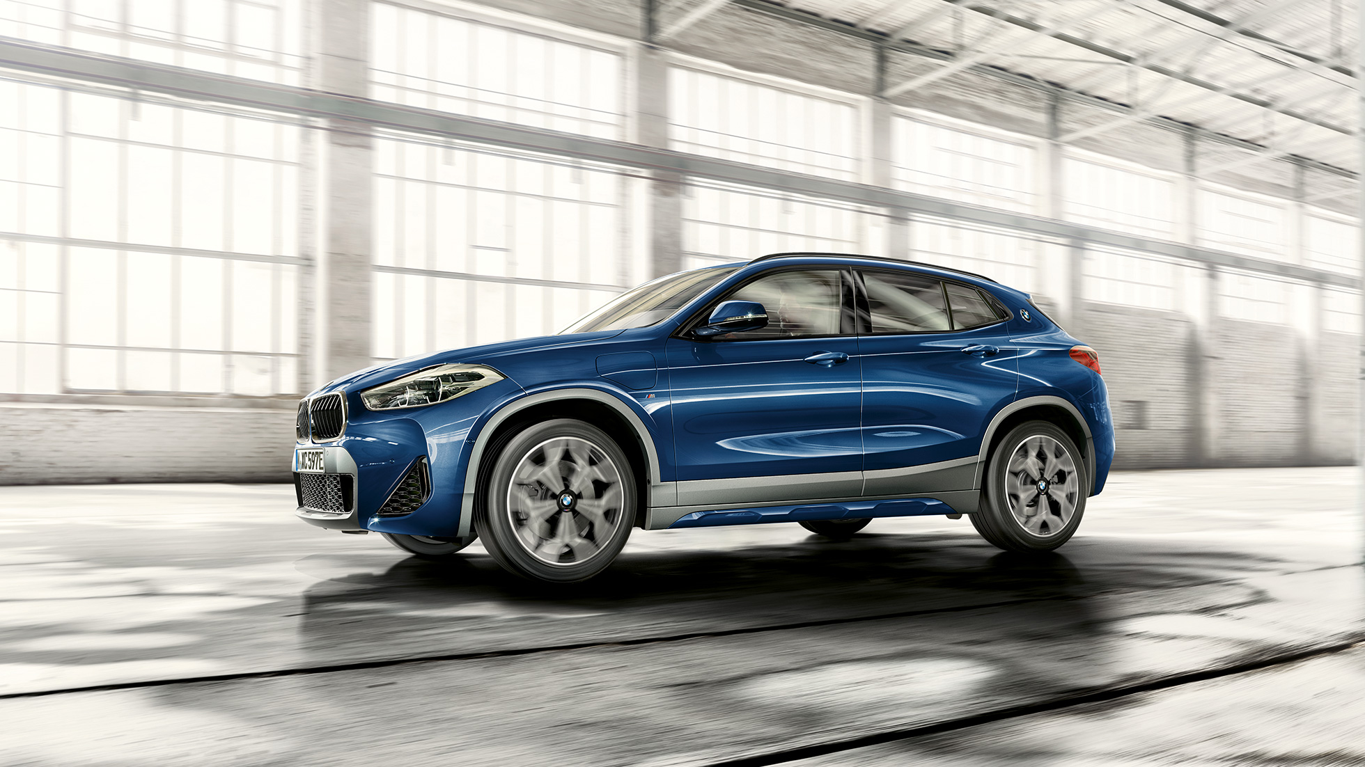Tříčtvrteční pohled z boku BMW X2 xDrive25e plug-in hybrid F39 BMW X2 xDrive25e plug-in hybrid 2020 F39 tříčtvrteční pohled z boku