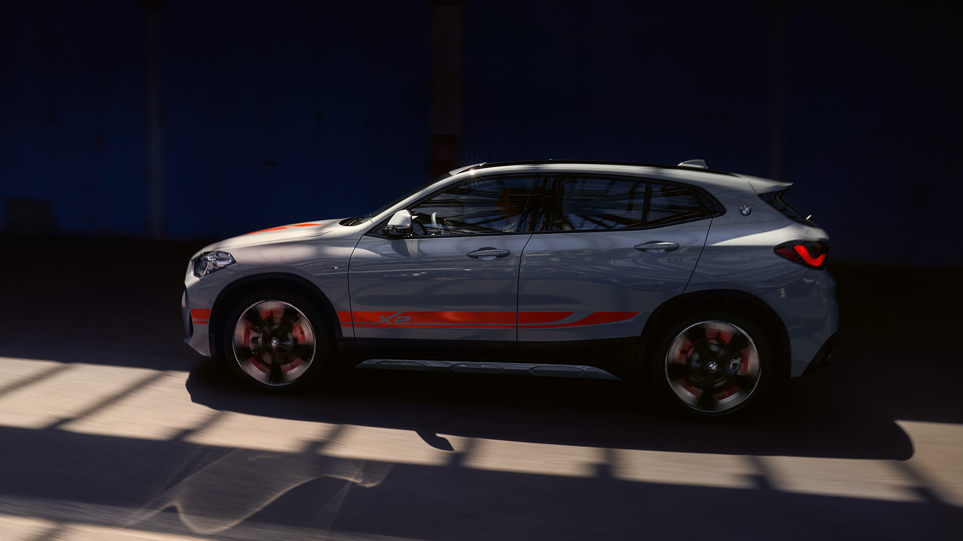 Tříčtvrteční z boku BMW X2 F39 BMW X2 2020 F39 Brooklyn Grey (šedá) tříčtvrteční z boku