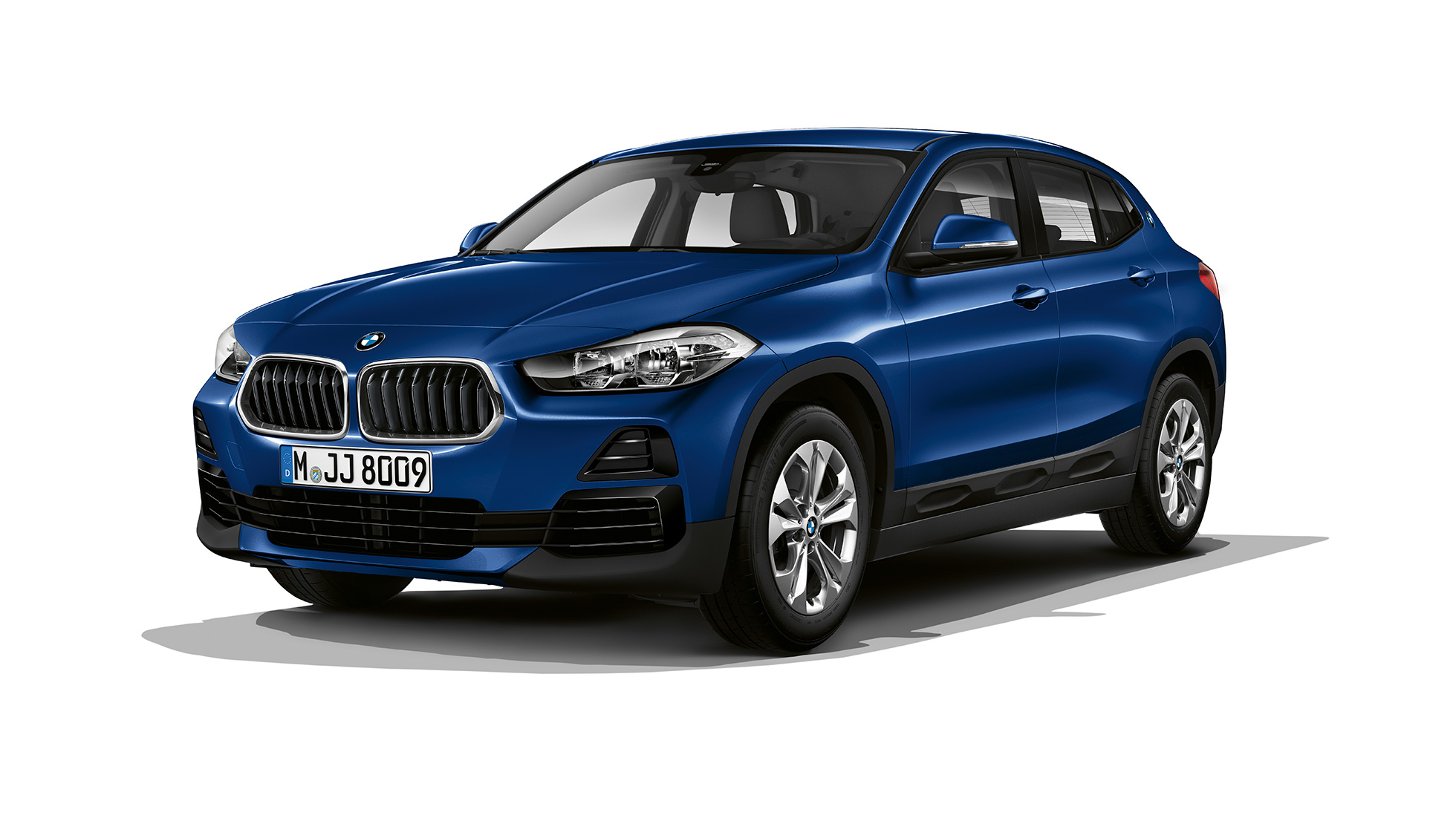 Tříčtvrteční pohled zepředu BMW X2 sDrive20i Model Advantage BMW X2 sDrive20i Model Advantage 2018 F39 v metalické barvě Mediterranean Blue (modrá) ze tříčtvrtečního pohledu zepředu