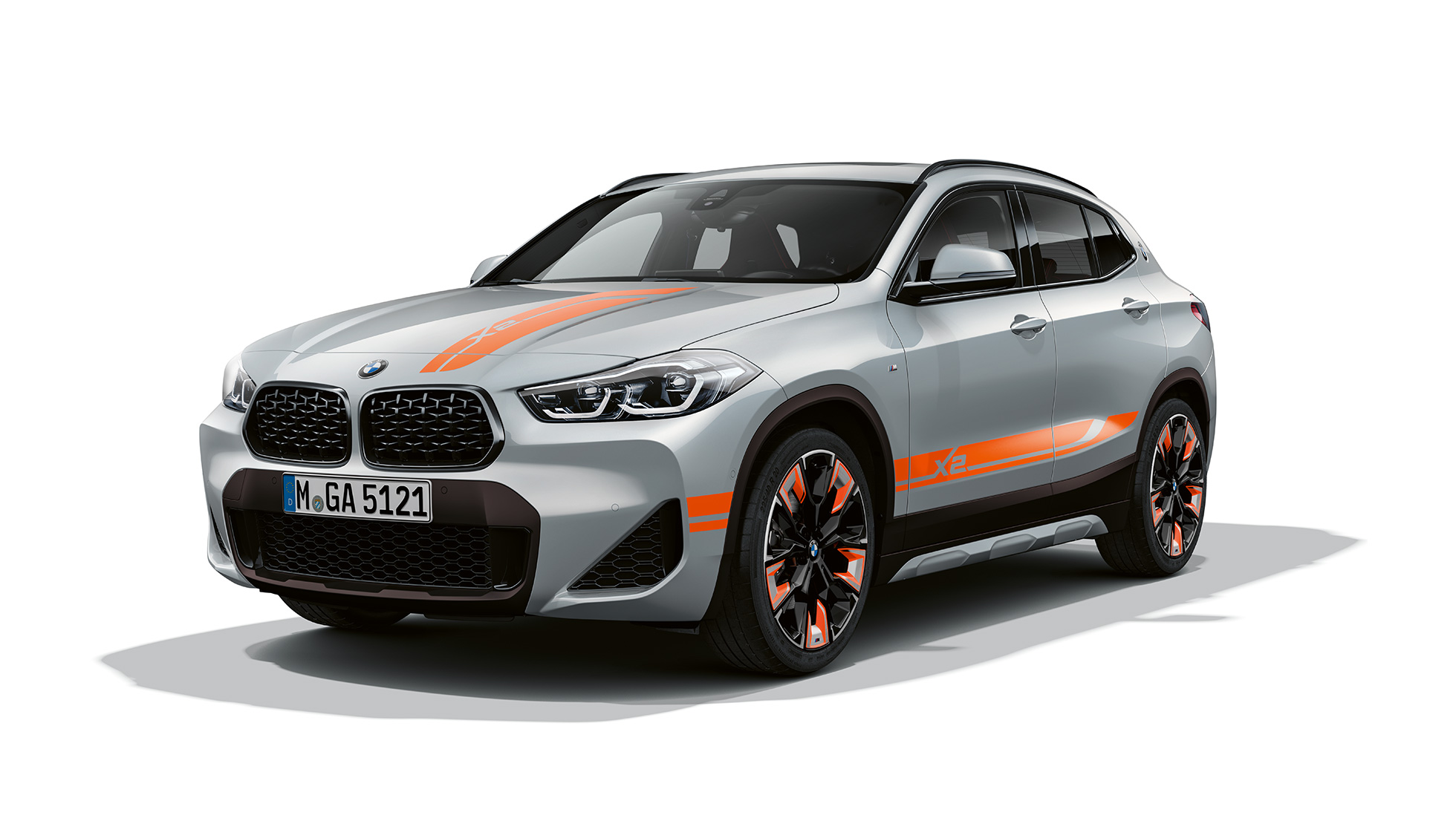 Tříčtvrteční pohled zepředu BMW X2 Model Edition M Mesh BMW X2 Model Edition M Mesh 2020 F39 Brooklyn Grey (šedá) tříčtvrteční pohled zepředu