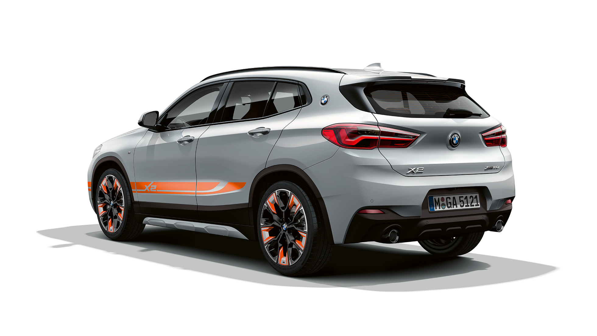 Tříčtvrteční pohled zezadu BMW X2 Model Edition M Mesh BMW X2 Model Edition M Mesh 2020 F39 Brooklyn Grey (šedá) tříčtvrteční pohled zezadu