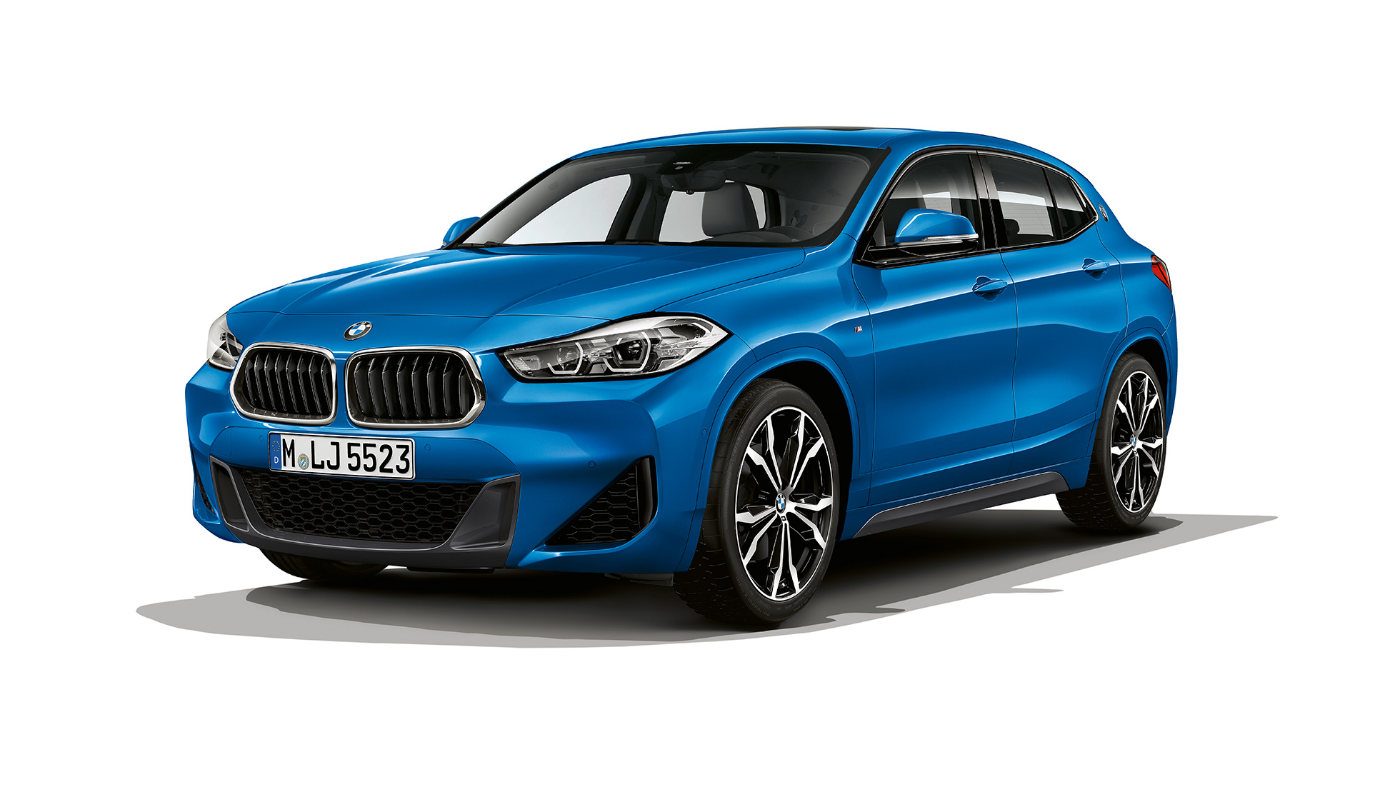 Tříčtvrteční pohled zepředu BMW X2 sDrive20i Model M Sport BMW X2 sDrive20i Model M Sport 2018 F39 v metalické barvě Misano Blue (modrá) ze tříčtvrtečního pohledu zepředu