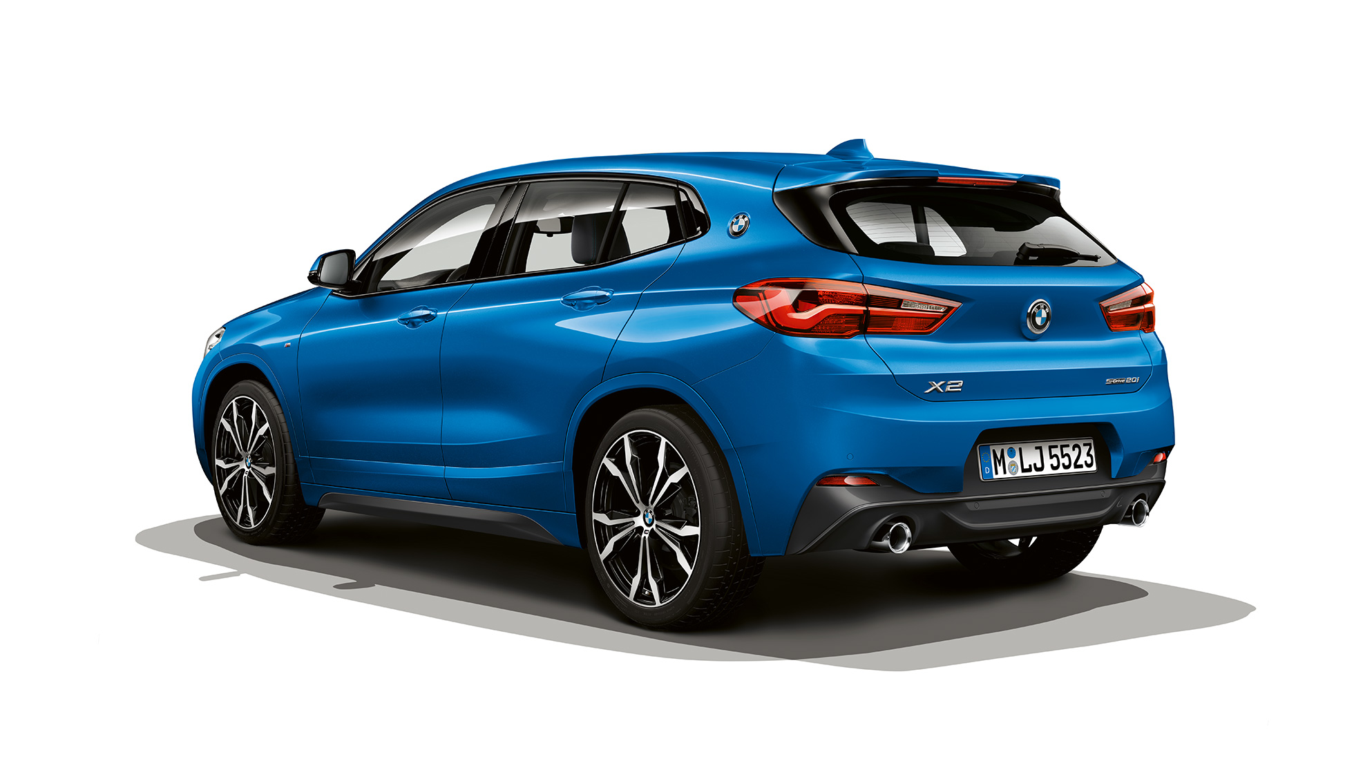 Tříčtvrteční pohled z boku BMW X2 sDrive20i Model M Sport BMW X2 sDrive20i Model M Sport 2018 F39 v metalické barvě Misano Blue (modrá) ze tříčtvrtečního pohledu z boku