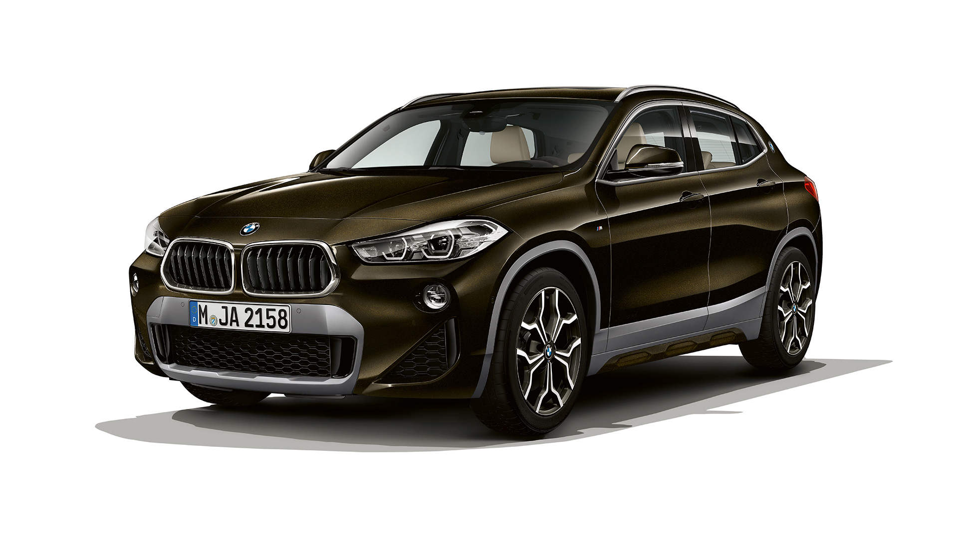 Tříčtvrteční pohled zpředu BMW X2 sDrive20i Model M Sport X BMW X2 sDrive20i Model M Sport X 2018 F39 v metalické barvě Sparkling Storm (zelená) se zářivým efektem ze tříčtvrtečního pohledu zepředu