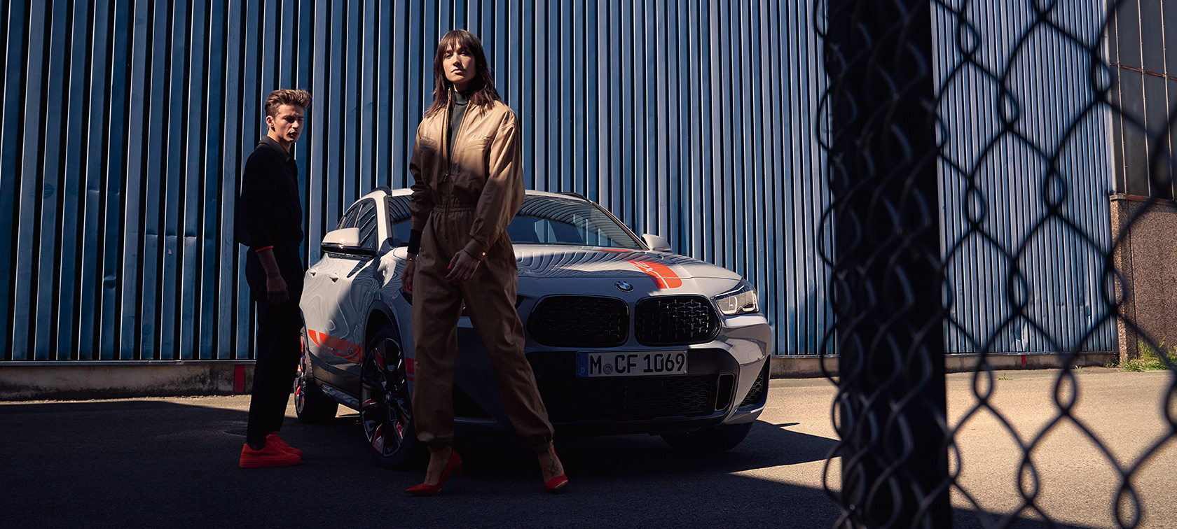 Tříčtvrteční pohled zepředu BMW X2 F39 Tříčtvrteční pohled zepředu BMW X2 2020 F20 Brooklyn Grey (šedá)