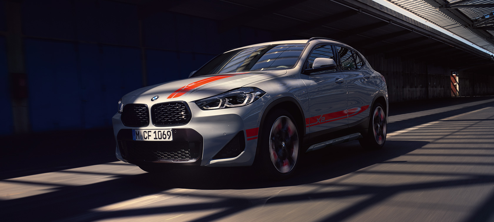 Tříčtvrteční pohled zepředu BMW X2 F39 Tříčtvrteční pohled zepředu BMW X2 2020 F39 Brooklyn Grey (šedá) jedoucí