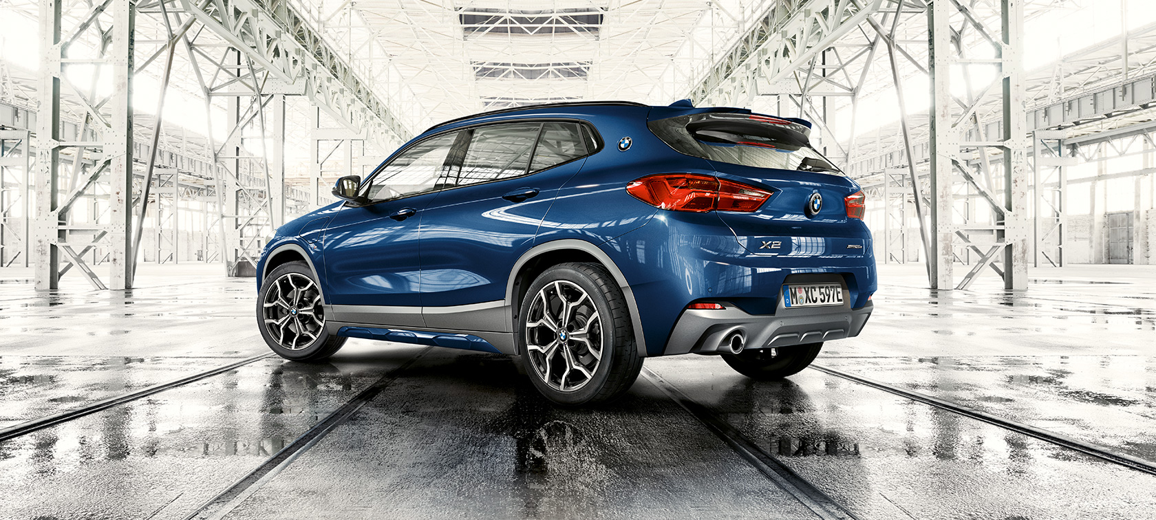 Tříčtvrteční pohled zezadu BMW X2 xDrive25e BMW X2 xDrive25e plug-in hybrid F39 2020 (šedá) tříčtvrteční pohled zezadu