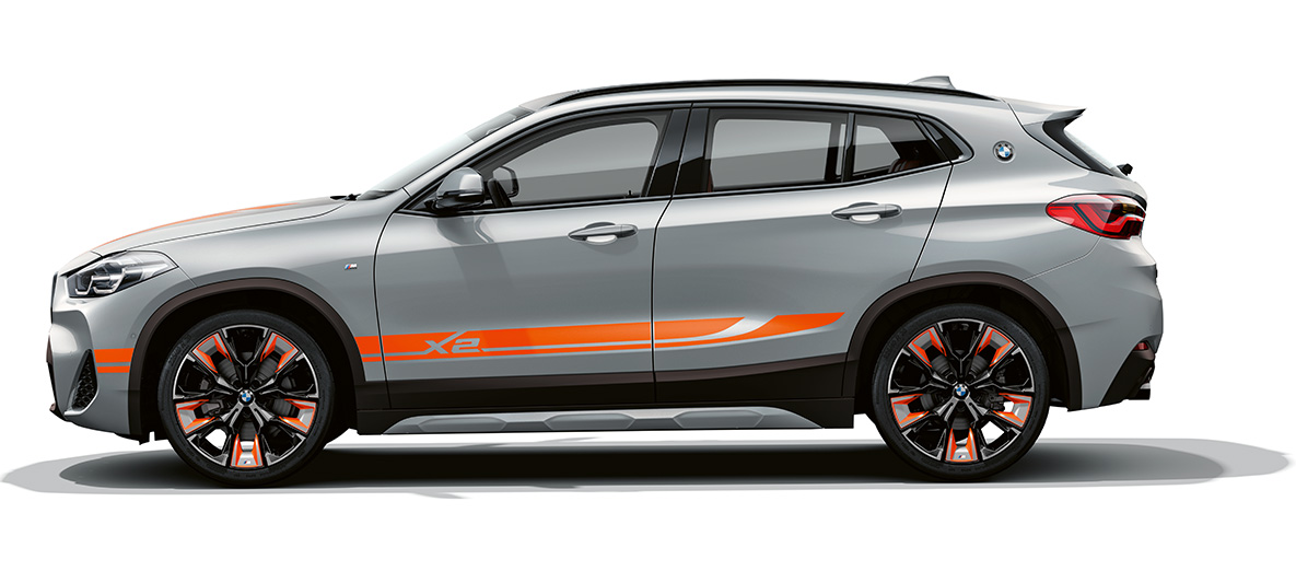 Pohled z boku BMW X2 F39 BMW X2 2020 F39 Brooklyn Grey (šedá) pohled z boku