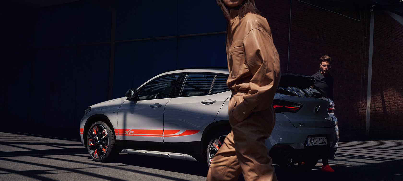 Tříčtvrteční pohled zezadu BMW X2 F39 BMW X2 2020 F39 Brooklyn Grey (šedá) tříčtvrteční pohled zezadu