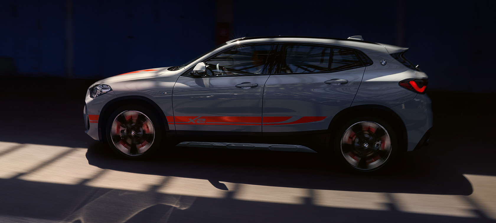 Boční pohled BMW X2 F39 Pohled z boku BMW X2 F39 2020 Brooklyn Grey (šedá) jízda