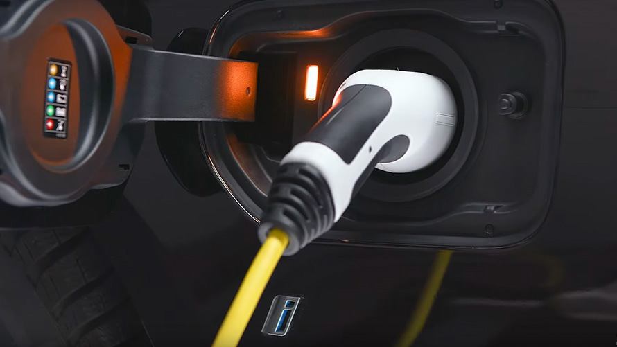 Plug-in hybridní BMW připojené k nabíjecímu kabelu Plug-in hybridní BMW připojené k nabíjecímu kabelu, detail