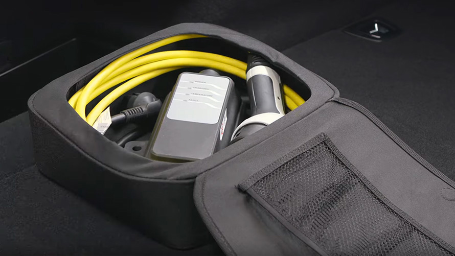 Nabíjecí příslušenství v obalu pro plug-in hybridní BMW, detail Nabíjecí příslušenství v obalu pro plug-in hybridní BMW, detail