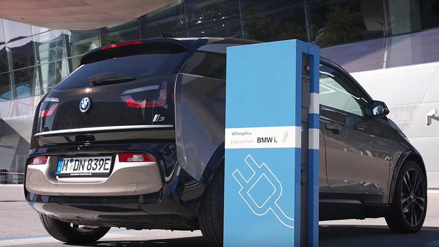 BMW i3 (i01) u nabíjecí stanice BMW i3 (i01) u nabíjecí stanice tříčtvrteční pohled zezadu