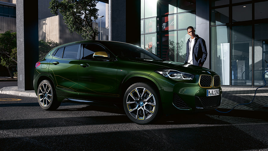 BMW X2 F39 metalický lak Sanremo Green (zelená) ze tříčtvrtečního pohledu zboku s modelkou BMW X2 F39 metalický lak Sanremo Green (zelená) ze tříčtvrtečního pohledu zboku s modelkou