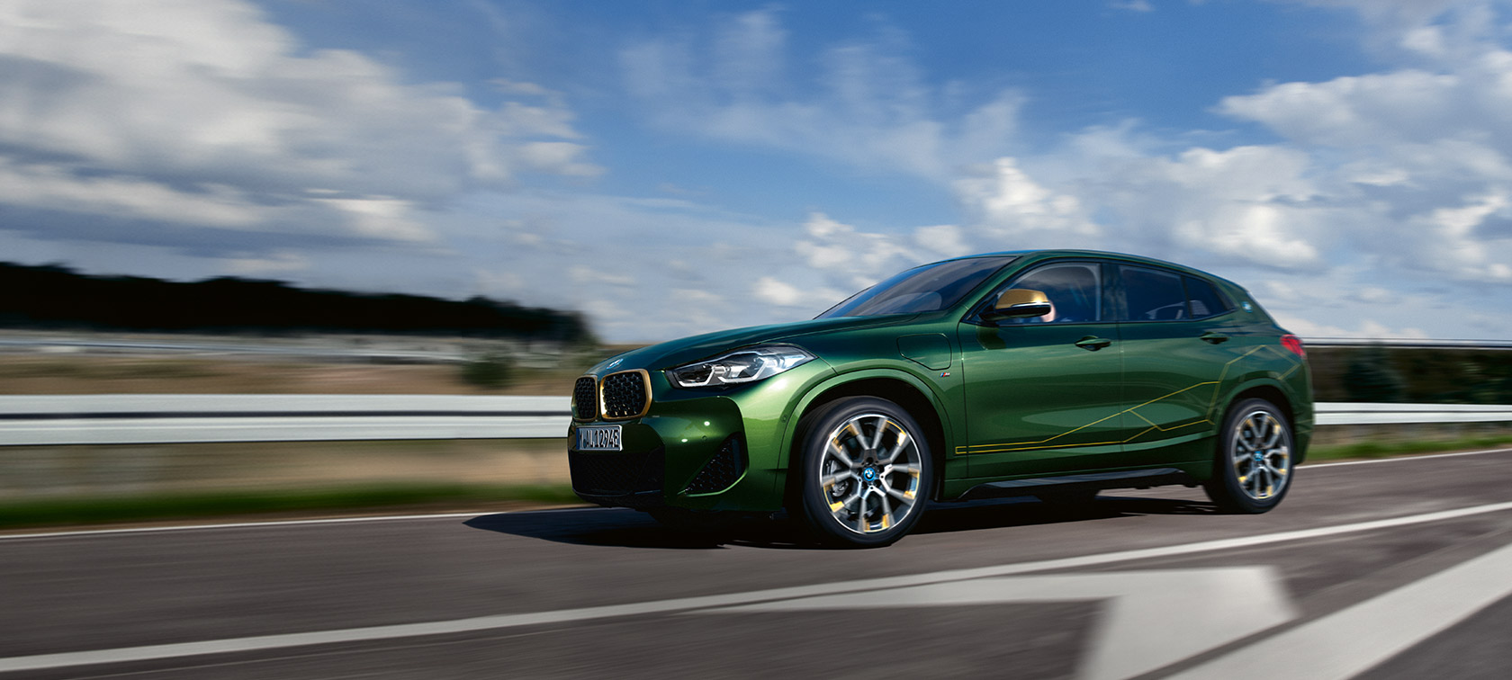 Tříčtvrteční pohled z boku jízda BMW X2 F39 metalický lak Sanremo Green (zelená)