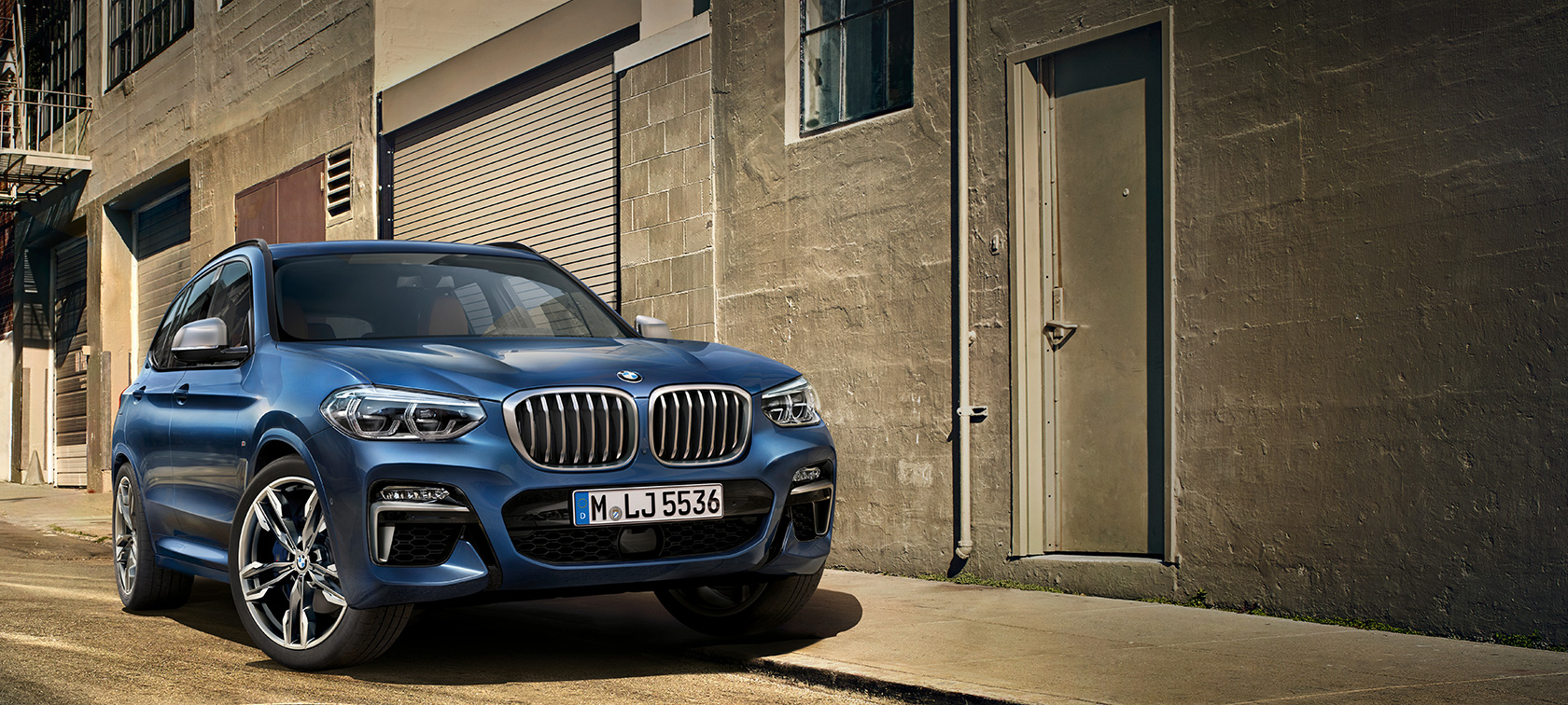 BMW X3 M40i, záběr před domovní zdí BMW X3 M40i, záběr před domovní zdí
