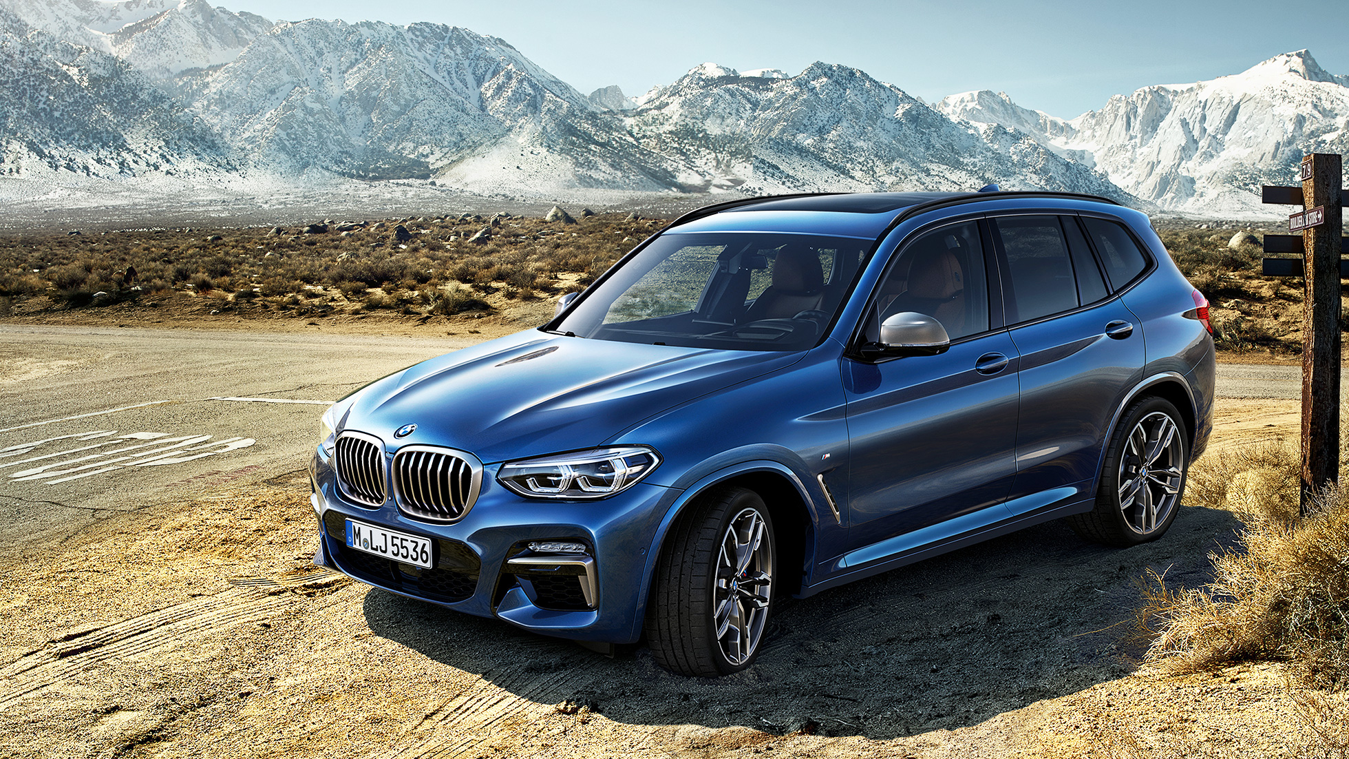BMW X3 M40i, tříčtvrteční pohled zpředu s horami v pozadí BMW X3 M40i, tříčtvrteční pohled zpředu s horami v pozadí