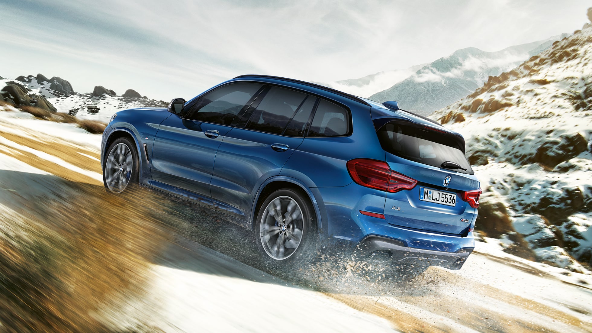 BMW X3 M40i jedoucí do kopce BMW X3 M40i jedoucí do kopce
